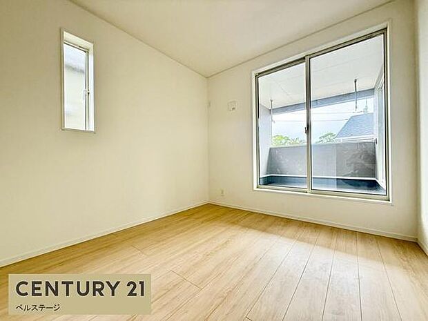 バルコニーからの出入りも楽々で洗濯物も干しやすい!窓も大きく日当たり良好でお部屋全体が陽光に包まれた一室です!