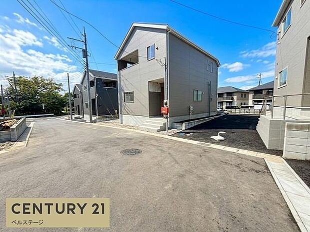 住宅街の中にありながら、道路幅にゆとりを感じられる前面道路。周囲も整った街並みで、毎日の車移動や外出も快適にこなせそうな住環境です。