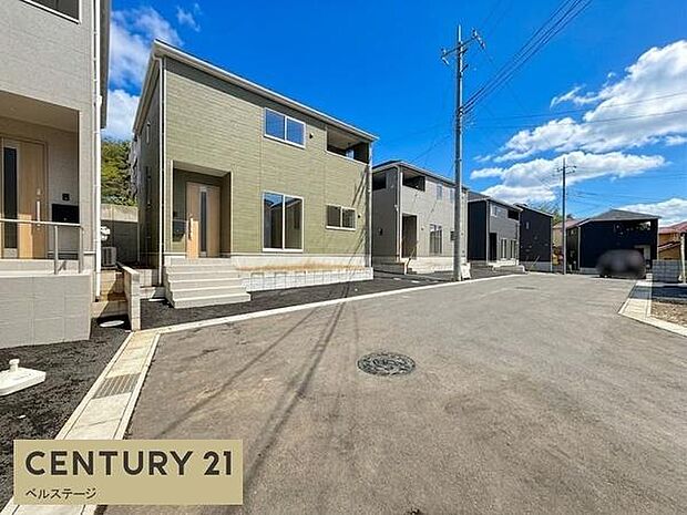 住まいへの出入りは毎日のことだからこそ、道路から敷地までの動きも暮らしを考える大切なポイント。通勤や通学、買い物、送迎、休日のお出かけまで、実際の生活シーンを重ねて想像できます！