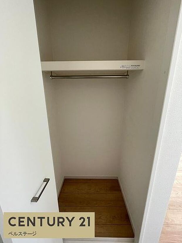 収納力を活かして室内を整えられ、すっきりした住空間を保てます。必要な物をすぐ取り出せるため、忙しい朝や外出前の準備もスムーズです。物を整理しながらすっきり暮らせる収納です。