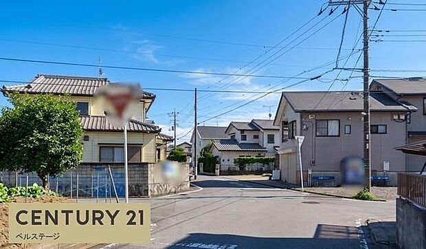 広々とした道路に面し、敷地への出入りがしやすいのが嬉しいポイント。周辺には住宅や植栽があり、穏やかな雰囲気の中で暮らせる住環境です。