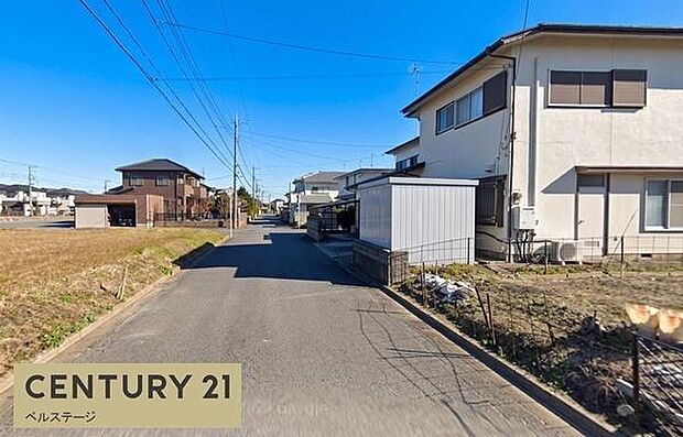住宅街の中にありながら、道路幅にゆとりを感じられる前面道路。周囲も整った街並みで、毎日の車移動や外出も快適にこなせそうな住環境です。