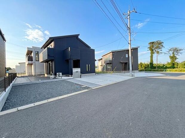 青空に映える爽やかな外観と、開放感のある前面道路が印象的な住まい。周辺には高い建物が無く、落ち着いた街並みの中で暮らしやすい環境です。