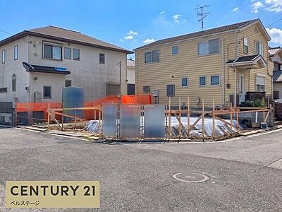 外観：現在建築中の現地の様子をご確認いただけます。周辺の建物との位置関係や前面道路の広がりなど、完成前だからこそ現地で確認しておきたいポイントも。完成後の暮らしをイメージしながら、ぜひ現地をご覧ください。