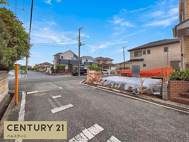 青空の下に広がる、すっきりとした街並み。ゆとりのある前面道路から住まいまでの動線も確認でき、実際に暮らしたときの街の雰囲気や周辺環境をイメージできます。ぜひ現地で、この開放感を体感してください。