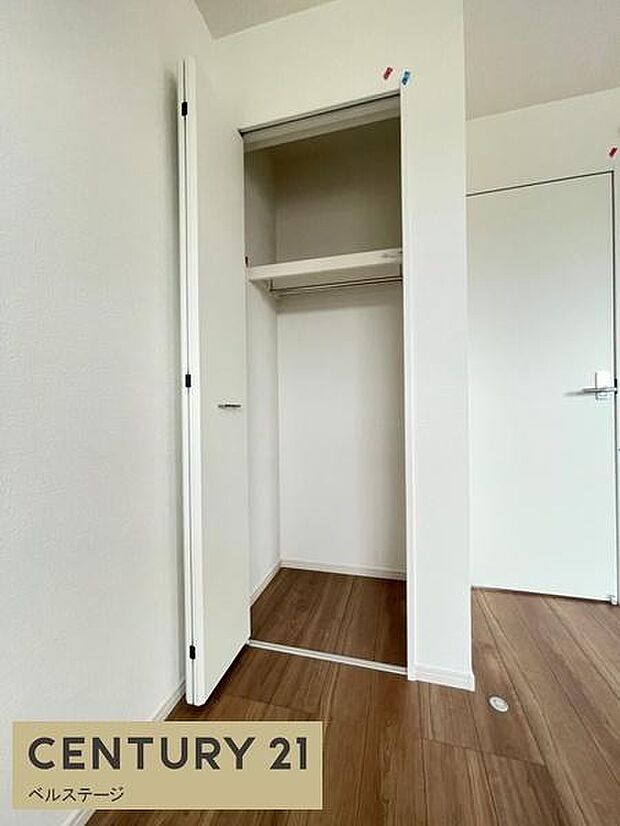 クローゼットありで衣類やバックや小物のまとめて収納可能!お部屋をスッキリ保ちながらゆとりある居住空間を確保できます!