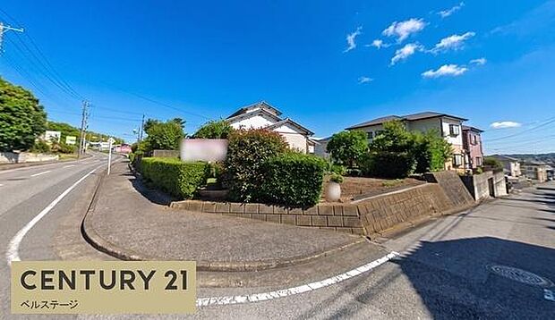ゆとりのある道路に面した開放的な住環境。周辺の住宅街も見渡しやすく、車の出入りや日々の移動もしやすい前面道路です。