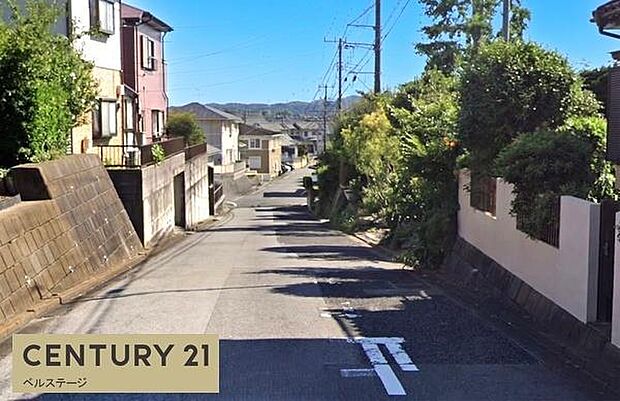 住宅街に位置した前面道路!ゆとりある前面道路で車のすれ違いも広く安心!黒い外観の新築戸建で新しい生活をするのが楽しみになりますね!