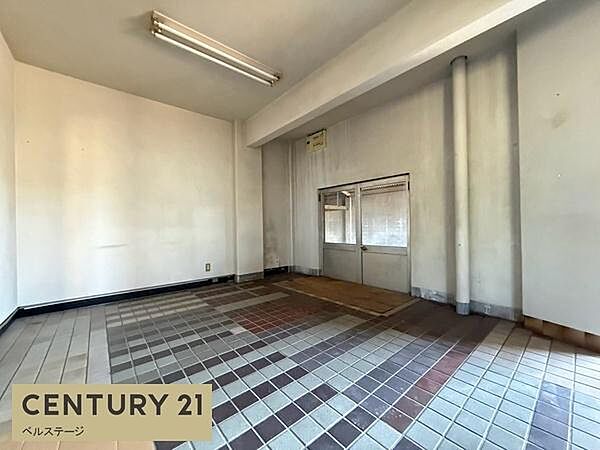 広々とした室内空間で、ゆとりを持って家具や什器などを配置できます。床にはタイルを施し、すっきりとした印象。窓から自然光も入り、事務所や店舗など、用途に合わせた活用を検討しやすい空間です。