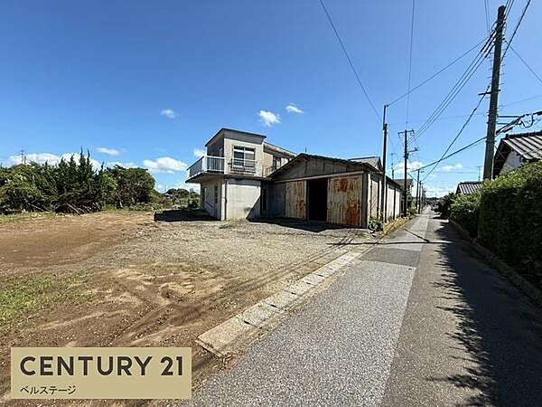敷地前から道路の様子や周辺の街並みを確認できる現地写真です。道路沿いの状況や隣接する敷地との位置関係も分かりやすく、物件周辺の環境を事前にチェックする際の参考になります。