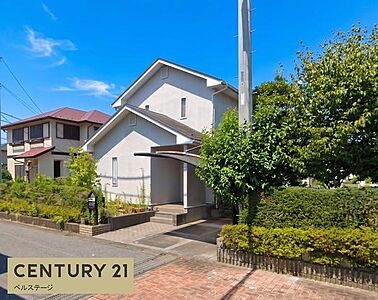 外観:閑静な住宅街に佇む落ち着いた住環境!穏やかな街並みの中でゆったりとした暮らしを楽しめます!小学校までも近く子育て世帯にもオススメの中古戸建です! 外観:閑静な住宅街に佇む落ち着いた住環境!穏やかな街並みの中でゆったりとした暮らしを楽しめます!小学校までも近く子育て世帯にもオススメの中古戸建です!