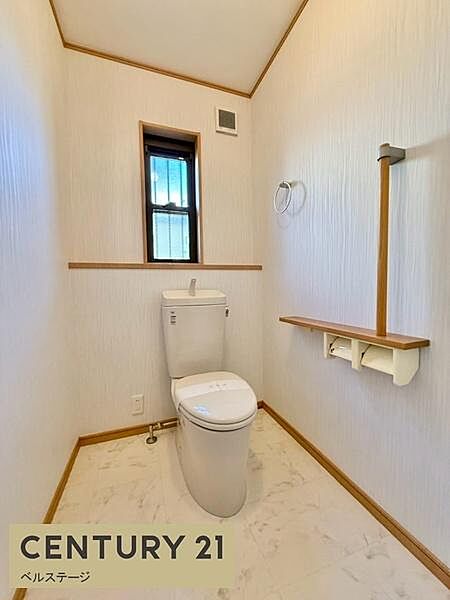 明るく清潔感のあるトイレは、窓から自然光が入り心地よい空間。手すりも備わっており、使いやすさに配慮された設計です。落ち着いて快適に利用できます。