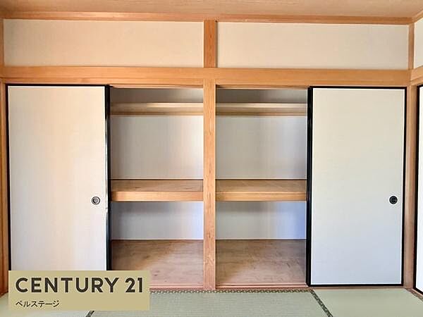 和室ならではの落ち着きを感じる収納スペースです。押入れは上下に分かれた造りで、寝具や季節物、日用品などを分けて収納できる使い勝手の良い空間です。