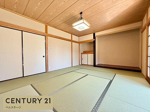 趣のある和室は、畳の心地よさと木の温もりを感じられる落ち着いた空間。床の間も備え、客間や家族のくつろぎの場など、多彩な用途でお使いいただけます。