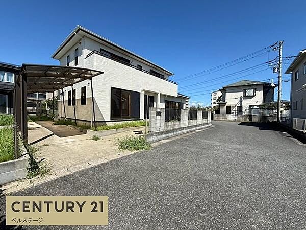 緑豊かな植栽と石積みが印象的な街並み。ゆったりとした道路幅も確保され、車の出入りや日々の移動がしやすい落ち着いた住環境が広がっています。