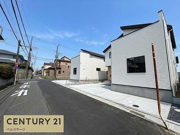 建物から道路沿いの街並みまで見渡せる現地写真。周辺には戸建住宅が並ぶ落ち着いた住環境が広がっています。毎日の暮らしをイメージしながら、周辺の雰囲気や道路状況を現地でご確認ください。