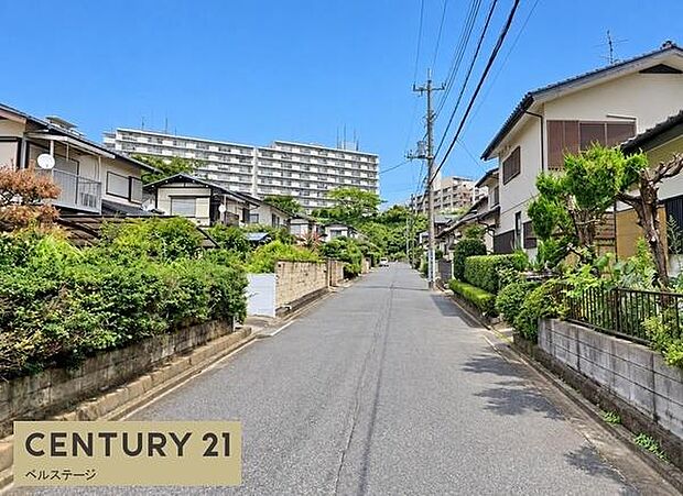 ゆとりある道路幅が確保された前面道路。見通しも良く、車の出入りがしやすい立地です。周囲には戸建住宅が建ち並び、落ち着いた街並みが広がっています。
