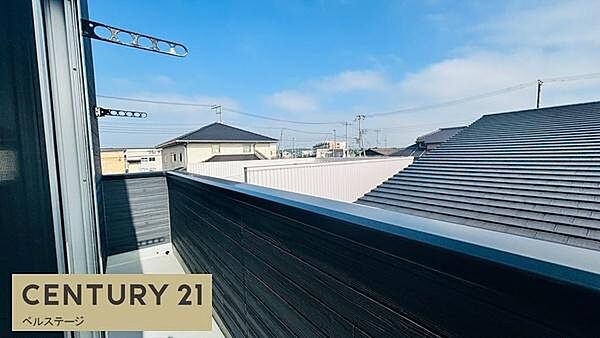 青空が広がり開放感あふれるバルコニー！屋根付きだから雨の日の洗濯物干しも安心、奥行きもたっぷりあって布団干しやガーデニングも思いのまま楽しめます！