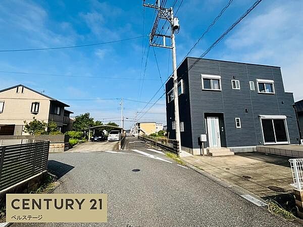 道路沿いの街並みまで見渡せる現地写真。周辺には戸建住宅が並ぶ落ち着いた住環境が広がっています。毎日の暮らしをイメージしながら、周辺の雰囲気や道路状況を現地でご確認ください。