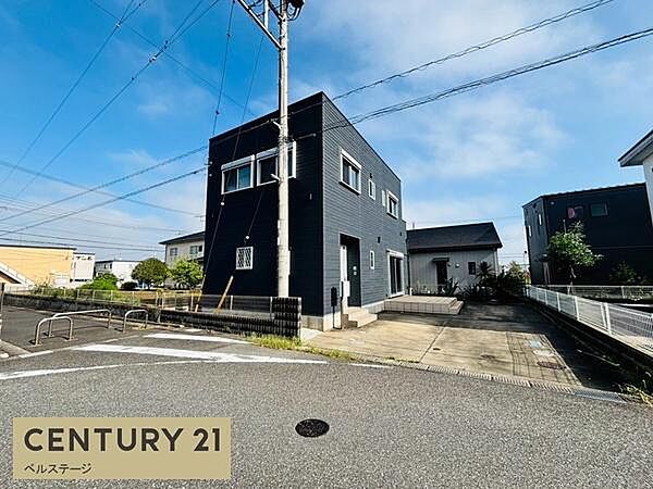 整備された道路が広がる落ち着いた街並み。周辺にはゆとりある敷地の住宅が並び、開放感と穏やかな住環境を感じられるロケーションです。