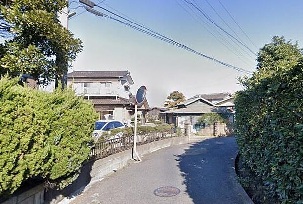 物件前の道路はゆとりがあり、車の出入りや駐車もスムーズに行いやすい環境です。毎日の通勤や買い物など車を使うご家庭にも嬉しいポイント。現地で道路幅や周辺の雰囲気もぜひご確認ください。