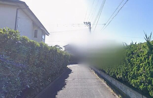 敷地に面した前面道路の様子をご確認いただけます。建物へのアプローチや駐車スペースへの動線もイメージしやすく、実際の暮らしを想像しやすいポイント。周辺の街並みも合わせてご覧ください。