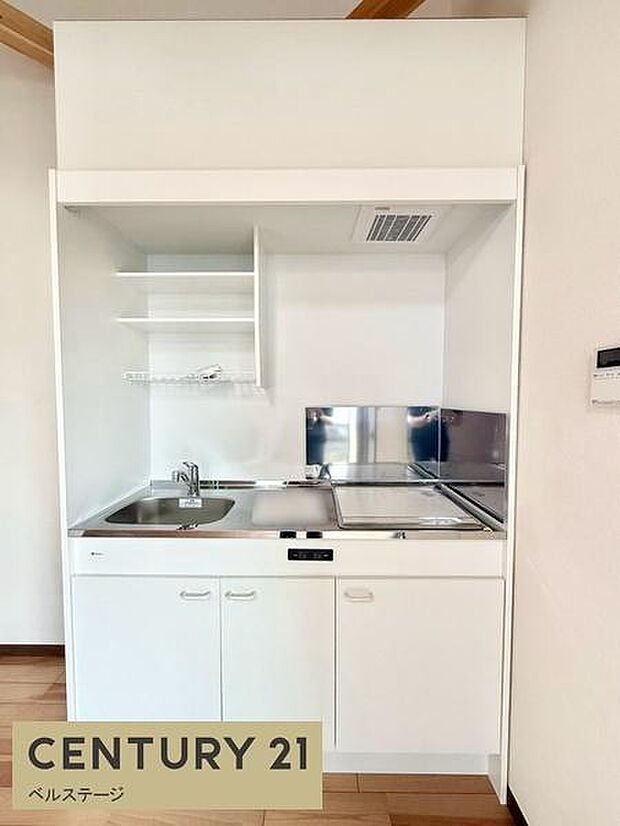 キッチン下には収納スペースを備え、調理器具や食器類をすっきり整理できます。必要なものを手の届く場所にまとめやすく、毎日の家事を効率よく進められるキッチンです。