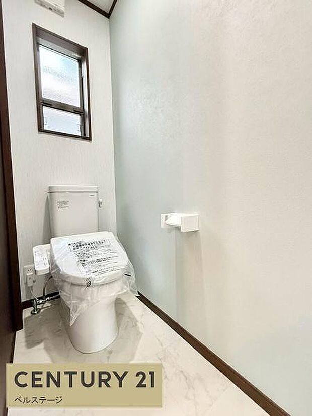 明るく清潔感のあるトイレで、落ち着いて使える空間です。便器まわりにもゆとりがあり、掃除の際にも動きやすそうな造り。毎日の使用だけでなく、お手入れのしやすさも考えたいポイントです。