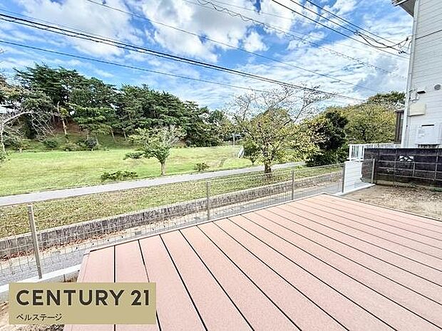 自然の温もりが心地よいウッドデッキは、お子様やペットが安心して遊べる絶好のスペース。室内から遊んでいる様子を見守ることができるため、家事をしながらでも安心。家族みんなが笑顔になれるお庭です。