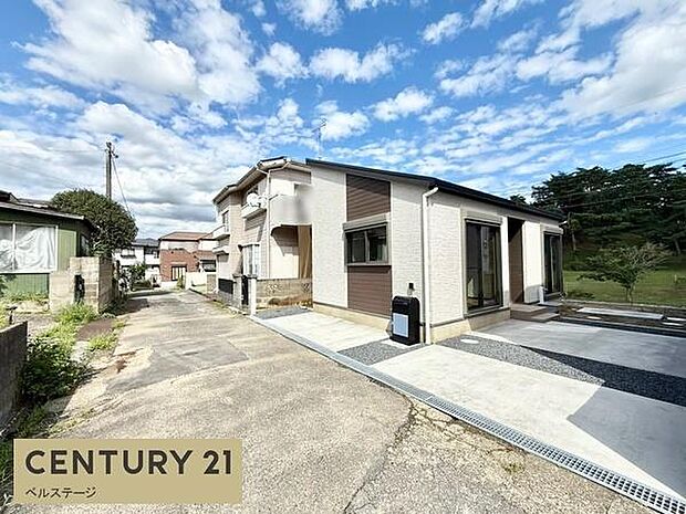 静かで落ち着いた住環境!周辺の騒音被害にも悩みにくく過ごしやすい場所です。見通しの良い前面道路で車の出入りもスムーズに!駐車スペース2台分確保でや荷物の出し入れもしやすく嬉しい!