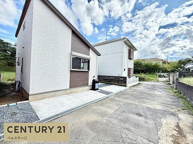 周囲の緑と青空に映える白と木目調のコントラストが美しい新築住宅、ゆったりとした前面道路と使いやすい駐車スペースを備え、静かで落ち着いた暮らしが叶う住まいです!