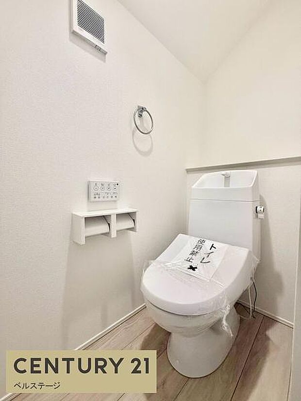 白を基調とした清潔感のあるトイレです!温水洗浄便座と手洗い付きタンクで、毎日の使い勝手も快適!2連のペーパーホルダーやタオルリングも付いて、細かな部分まで便利な空間です!