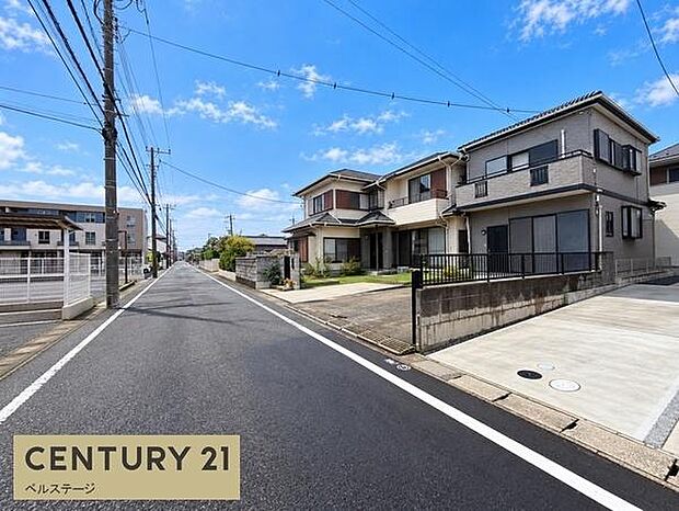 青空が広がる、まっすぐ伸びた舗装道路に面した街並みです!白線が引かれた道路は見通しがよく、戸建てが並ぶ住宅街の雰囲気も魅力!毎日の通勤もお散歩も、気持ちよく過ごせそうです!