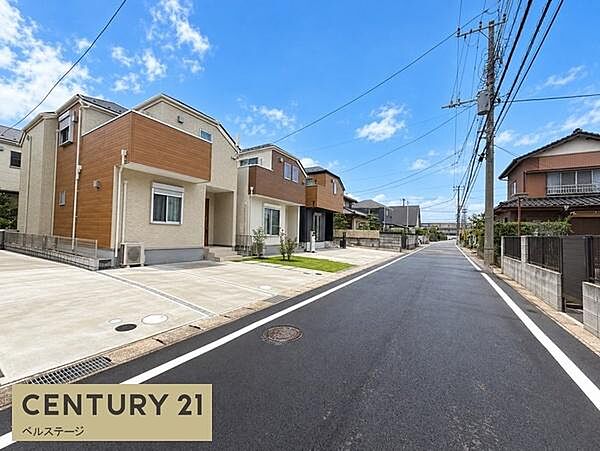 対向車を気にせず落ち着いてバック駐車が可能です！静かで落ち着いた住環境でありながら、日々の車の出し入れもストレスフリー。運転に自信がない方にも大変おすすめな立地です！