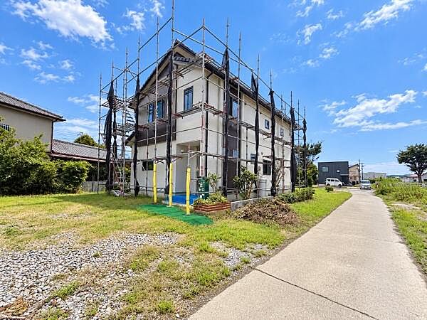 緑がある住環境！自然に囲まれながらのびのびと暮らせる住環境が魅力です！駐車スペースも多数確保しており来客時や駐車が苦手な方も安心して駐車できます！