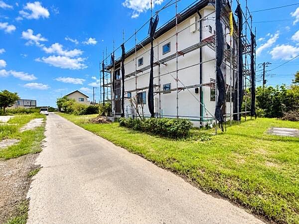 住まいの前に広がる道路は、圧迫感がなくすっきりとした印象。敷地周辺にもゆとりがあり、車の運転や来客時の出入りもスムーズです。明るく開放的な街並みの中で、快適な暮らしを始められます。