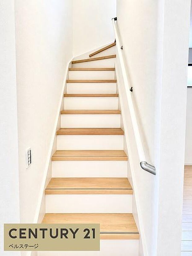 手すり付きで安心して昇り降りできる階段！木の温もりが感じられる踏み板が魅力的で、上部からの採光もあり明るく毎日の移動が快適になります！