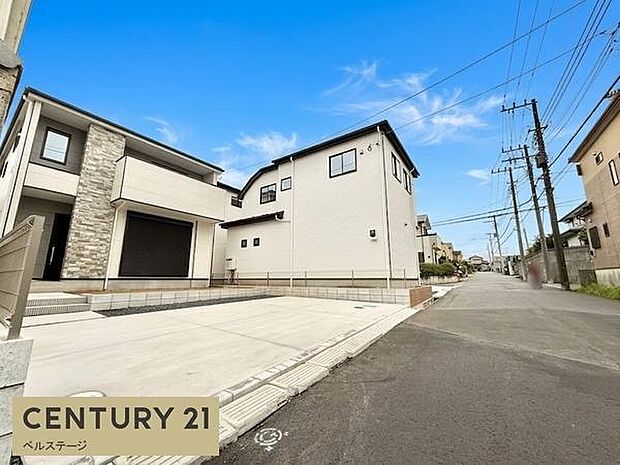建物から道路沿いの街並みまで見渡せる現地写真。周辺には戸建住宅が並ぶ落ち着いた住環境が広がっています。毎日の暮らしをイメージしながら、周辺の雰囲気や道路状況を現地でご確認ください。