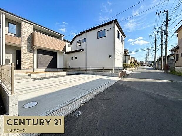 自然に囲まれた落ち着きある住環境。緑豊かな景色を楽しみながら、ゆったりとした時間を過ごせる邸宅の前面道路です！