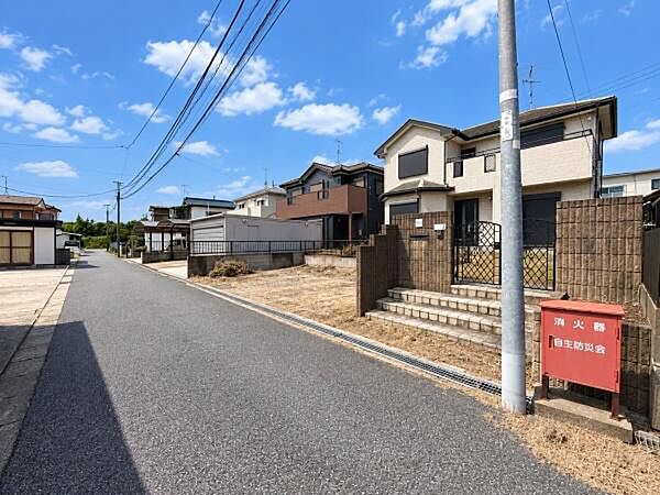 前面道路は見通しが良く、落ち着いた街並みに佇む住まいです。敷地前にはゆとりがあり、駐車や庭として活用できるスペースも確保されています。