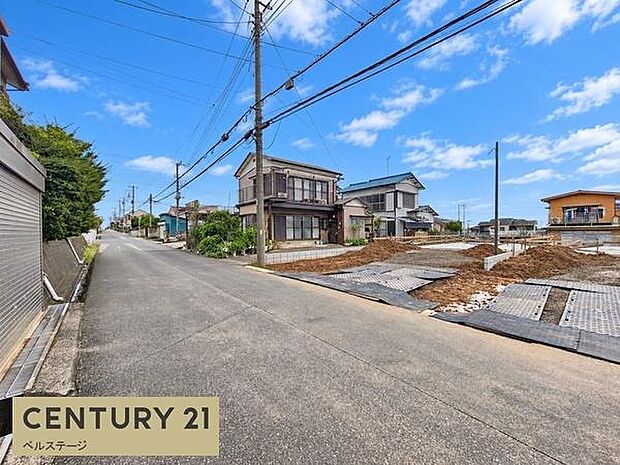 見通しの良い広々道路に面した、開放感あふれる好立地です!落ち着いた綺麗な街並みは子育て世帯にも安心!陽光と心地よい風を感じながら、理想のマイホームで笑顔いっぱいの新生活をスタートさせましょう!