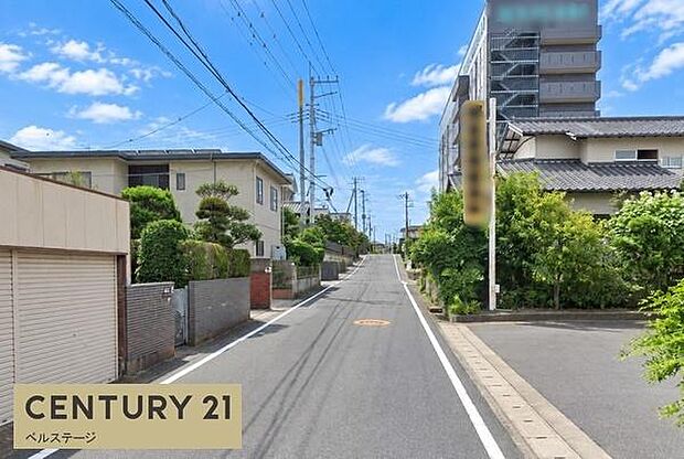 落ち着いた住宅街に位置する前面道路は、見通しがよくすっきりとした印象。道路幅も広くゆったりとしており、車の出し入れや日々の移動などもスムーズです。周辺の街並みも整い、穏やかに暮らせる住環境が魅力です。