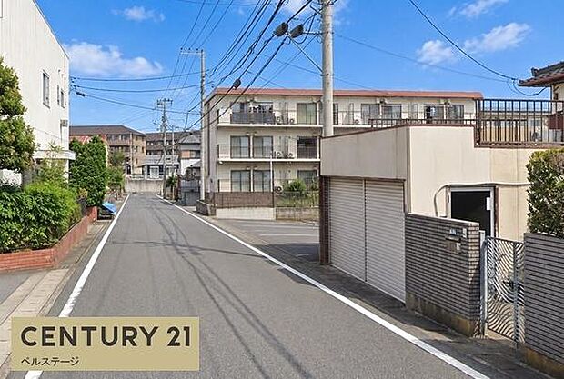 見通しの良いすっきりとした前面道路。住宅街の中にありながら圧迫感が少なく、車の出入りもしやすい道路環境です。毎日の通勤やお買い物にも便利です