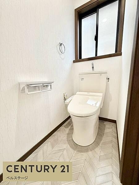 窓から光が入り、明るく清潔感のあるトイレです。手洗いスペースを室内に備えているため、使用後の動作もその場で完結でき、来客時にも使いやすい空間です。