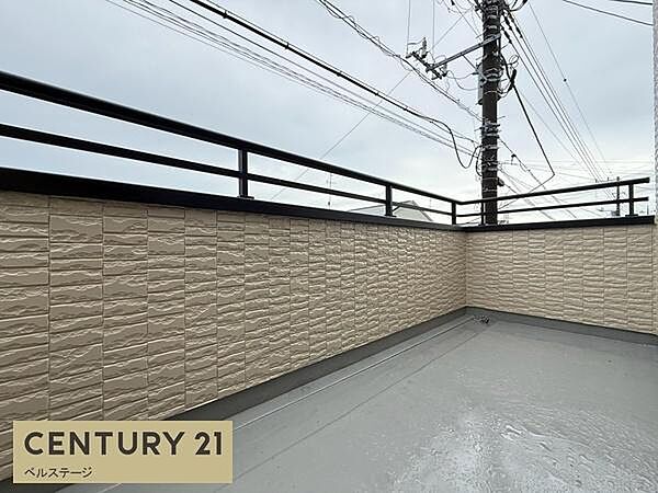 洗濯物や布団をまとめて干せる横長に広いバルコニー。天気の良い日は洗濯物を外に干して気持ちよく乾かしたり、椅子を置いて風を感じながらひと息ついたり、暮らしの中で幅広く活用できます。