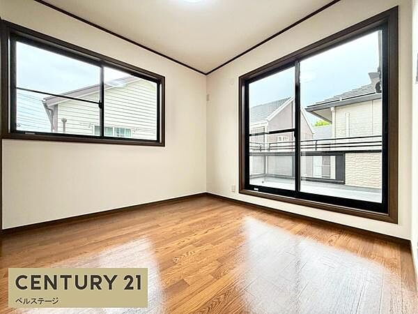 大きな窓からあたたかな陽光がたっぷり差し込む明るい洋室！心地よい風が通り抜けて毎日を気持ちよく過ごせます！木の温もりを感じる落ち着いた空間で、寝室やワークスペースにもピッタリです！