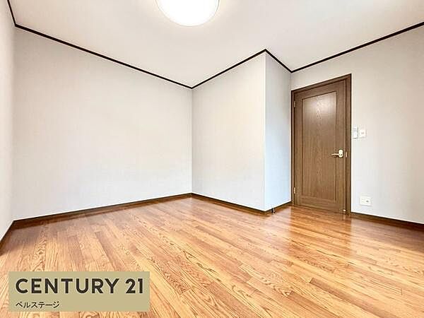 無駄のないシンプルな形状で家具の配置がしやすい洋室。ベッドや収納家具をすっきりと収められ、空間を贅沢に使えます。どんな家具を選んでもバランスよくまとまり、心地よい暮らしを叶えてくれる一室です。