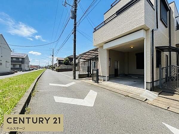 道路幅にゆとりがあり、車の出し入れもスムーズに行いやすい前面道路。見通しのよい開放的な立地で、毎日の通勤やお買い物などの移動も快適。落ち着いた住宅街に位置し、穏やかな暮らしを楽しめる住環境です。