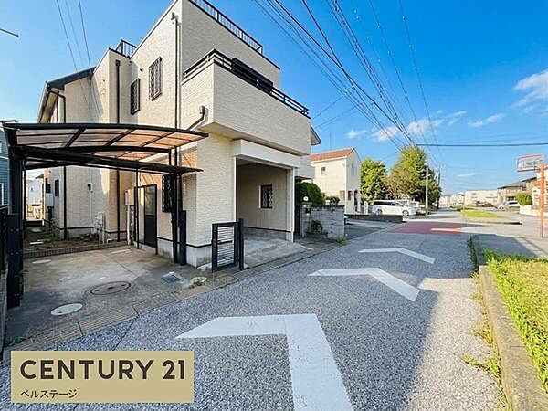 青空が広がる開放的な街並みが魅力の住環境。前面道路は見通しがよく、ゆったりとした雰囲気の中で暮らせます。周囲には住宅が建ち並び、落ち着いた毎日を過ごしたい方にもおすすめです。のびのび暮らせる環境です。