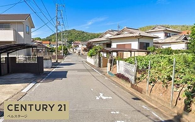 落ち着いた住宅街に面した前面道路は、見通しがよく穏やかな雰囲気。周辺には戸建住宅が建ち並び、ゆったりとした暮らしをイメージできます。毎日の車の出入りもしやすく、通勤や買い物にも便利な住環境です。